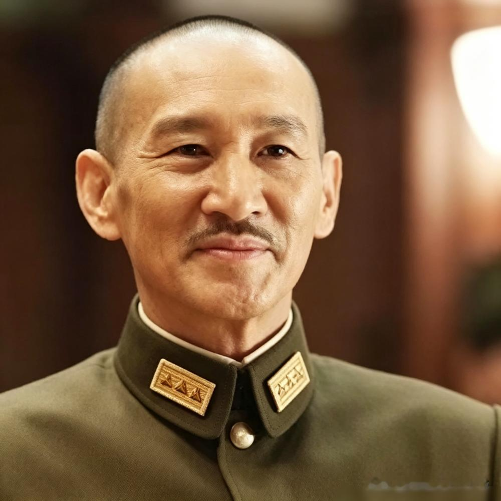 古月演了84部，到死都在学他抽烟的姿势，连夹烟的手势都要对着照片抠三天。可唐国强一出来，直接不讲方言