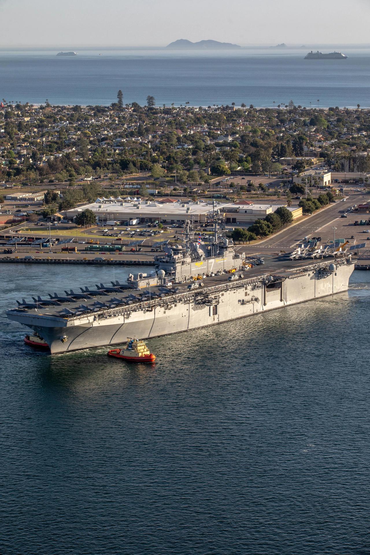 美国航母林肯号，停在了波斯湾为什么并没有发动攻击？肯定不是美国不敢打，也不是中东