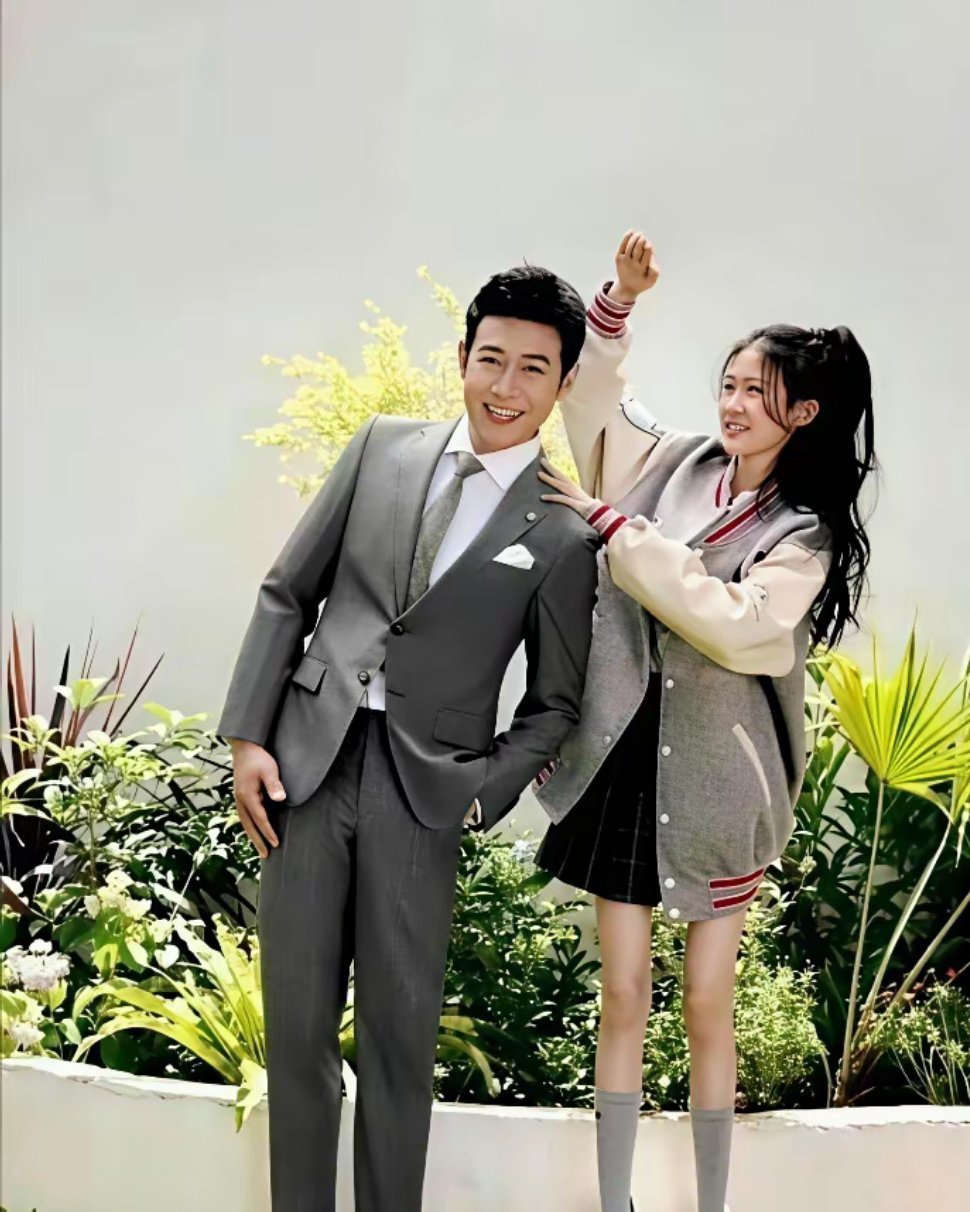 要是陆毅女儿那腿的照片没P过的话，那简直细得离谱啊，感觉比筷子还细，这也太惊悚了