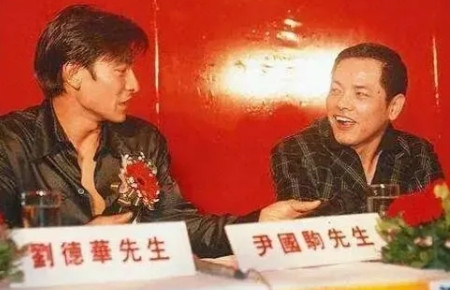 当年，刘德华参加《新上海滩》的宣传活动刚要出门，身边突然出现4个彪形大汉，拦住刘
