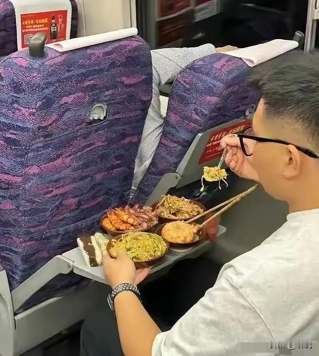 我敢打赌，一车厢的人都在咽口水了