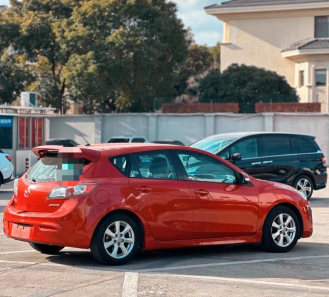 马自达停产了。三万辆新车堵在日本港口，连仓库都放不下了，工厂直接关了。你可能会