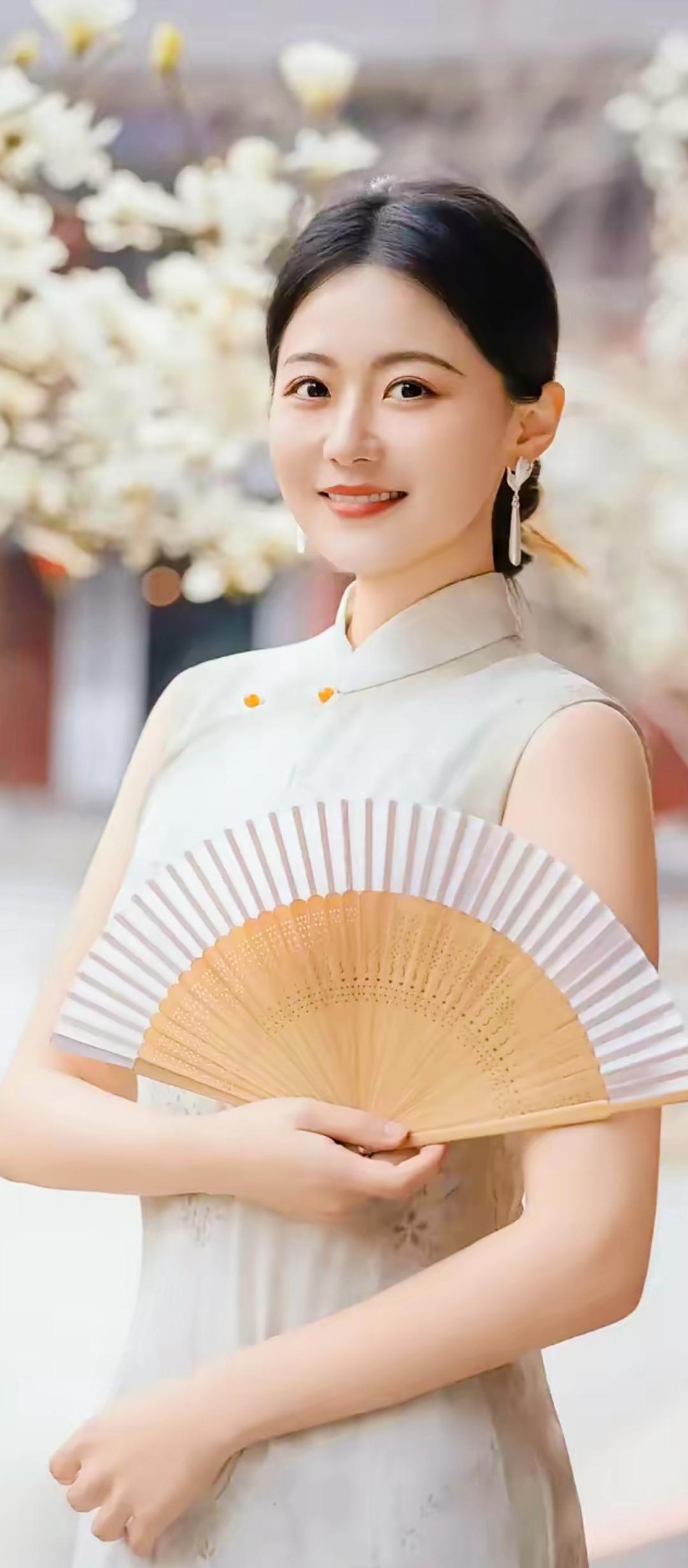 扇底清风起，美人笑语生。