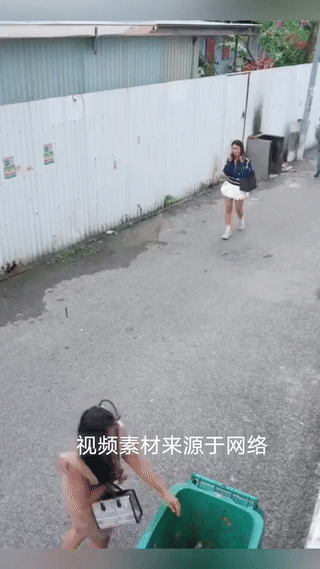 这是在拍段子?还是真的?现在的女生都这么厉害吗?后来走过来的男生的难道也是