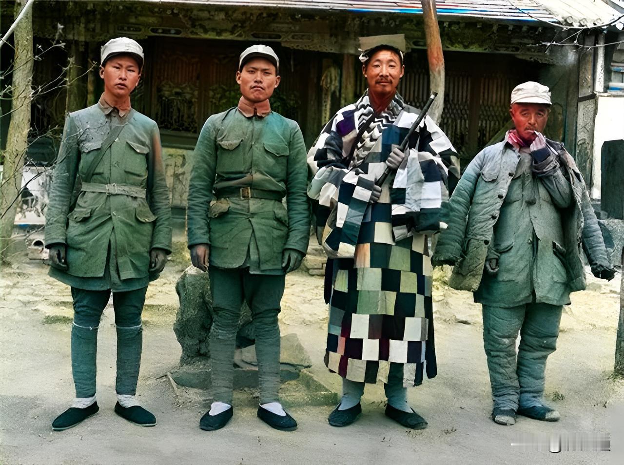 这是狼牙山五壮士幸存者宋学义（左一）与葛振林（左二）与恩人李圆忠辞行前合影。19