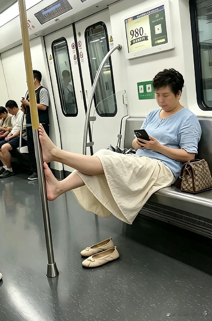 大姐，地铁的座位可不是自家沙发，扶手杆更不是压腿的架子。您累了，大家都能体谅，可