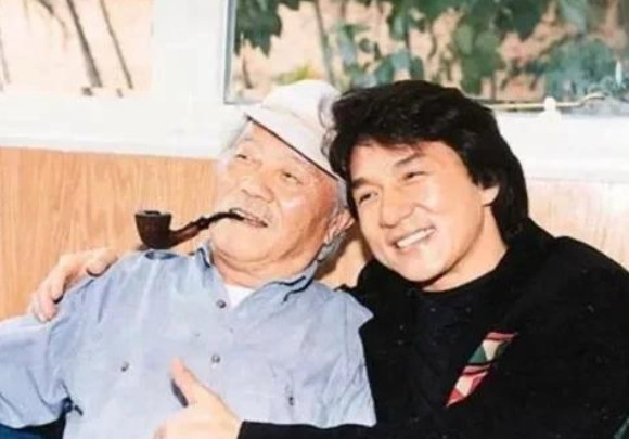 2008年，成龙的父亲房道龙在临死之前，告诉成龙一个真相：“其实你不姓陈，本来也