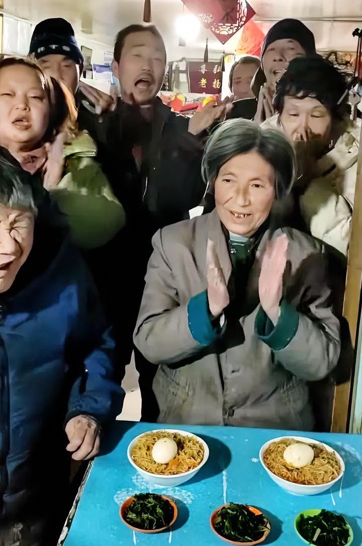 养老院早上给老人们吃泡面，还问他们“幸福吗”？什么时候一碗方便面也是幸福？别