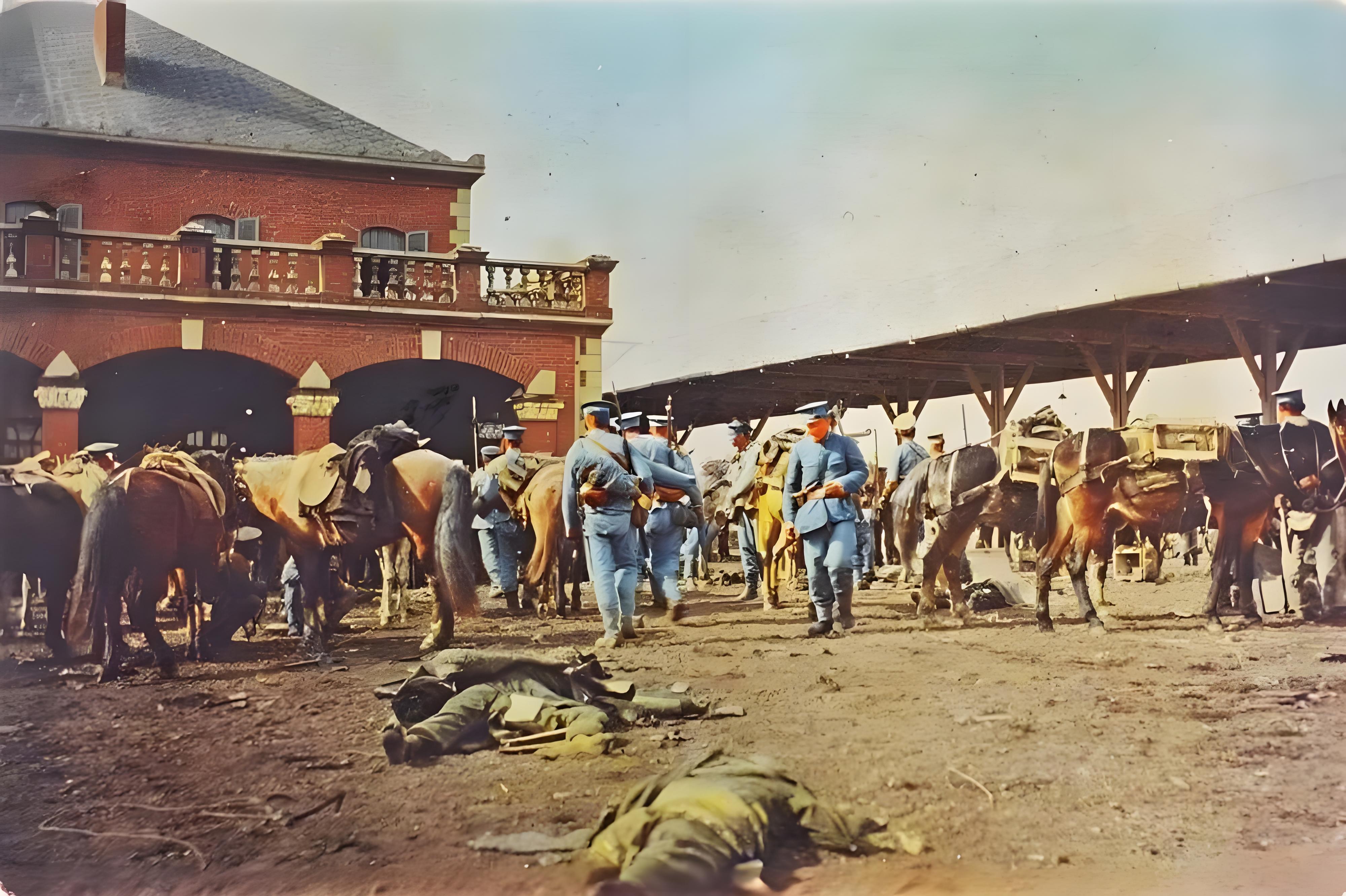 这张照片展现的是1911年11月，清军骑兵占领汉口火车站的场景。画面中，火车站建