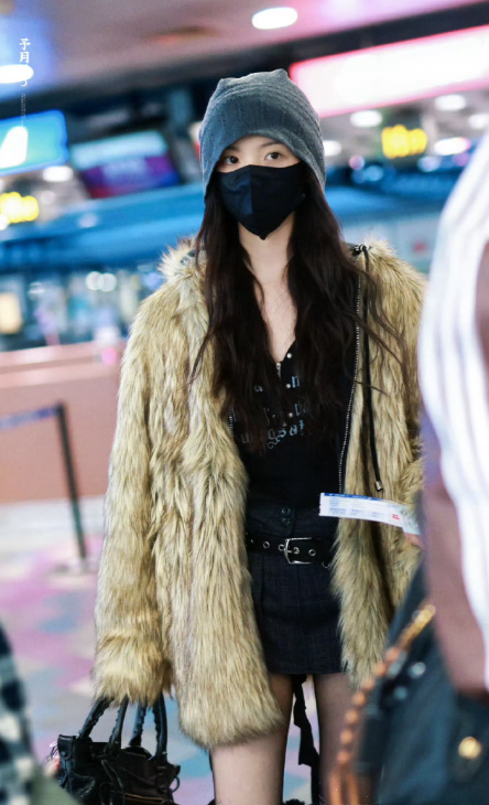 杨超越机场路透美炸啦！暖棕皮草配破洞闪钻黑丝长靴，甜辣反差感爆棚。又细又长的美腿