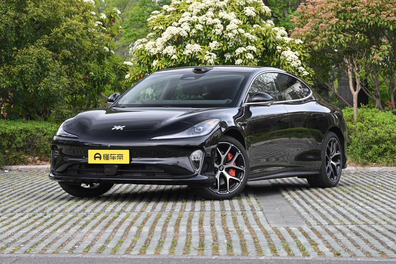 智己L6和飞凡F7虽然用的是同样的一套转向机构，但智己用的是顶配，飞凡就不是，