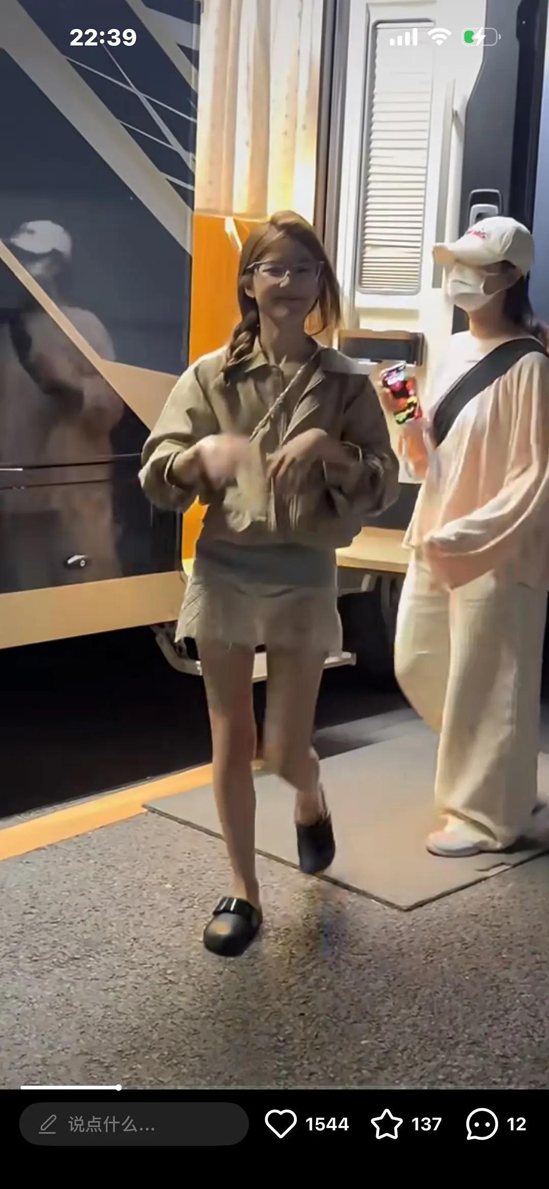 赵露思是不是得了什么奇怪的癖好？身边没有人提醒她吗？怎么穿个衣服老是这样没人告诉