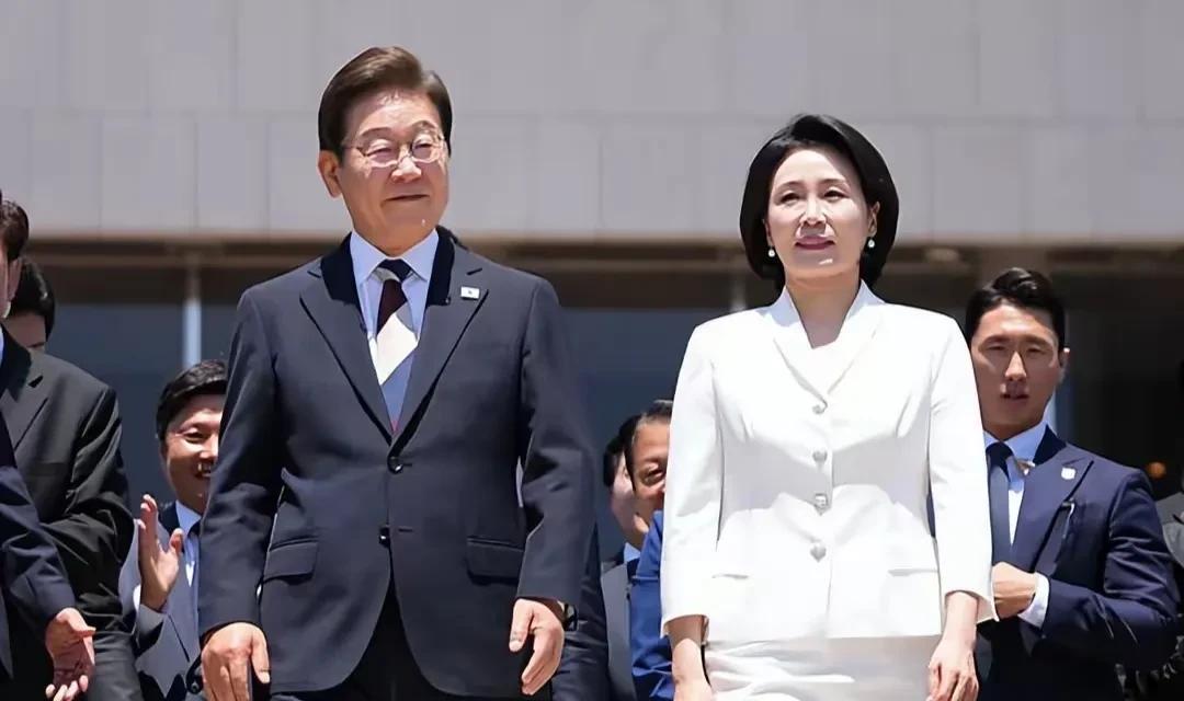 58岁的金惠景韩国新晋第一夫人，与老公李在明结婚34年生了2个儿子。他们一起参
