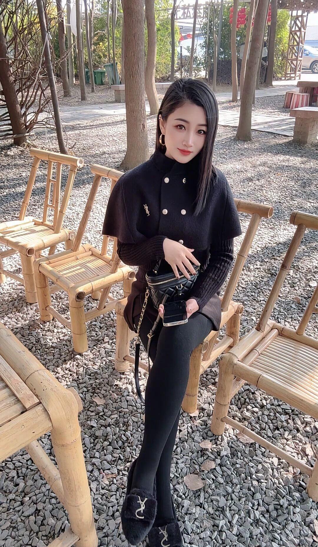 冬日穿搭指南：黑色毛衣+毛绒靴，温暖又时尚！🌟👢👗