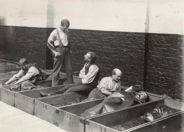 “四便士棺材”是20世纪初伦敦救世军为无家可归者设立的收容所。只需四便士，穷困潦