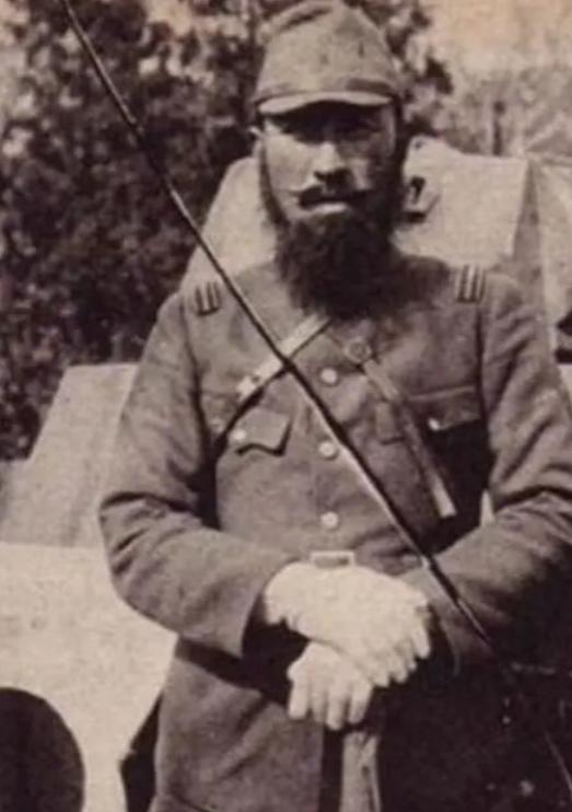 1938年，一个中国老兵发现日军阵地上，有个东西一闪一闪的，老兵毫不迟疑，对着那