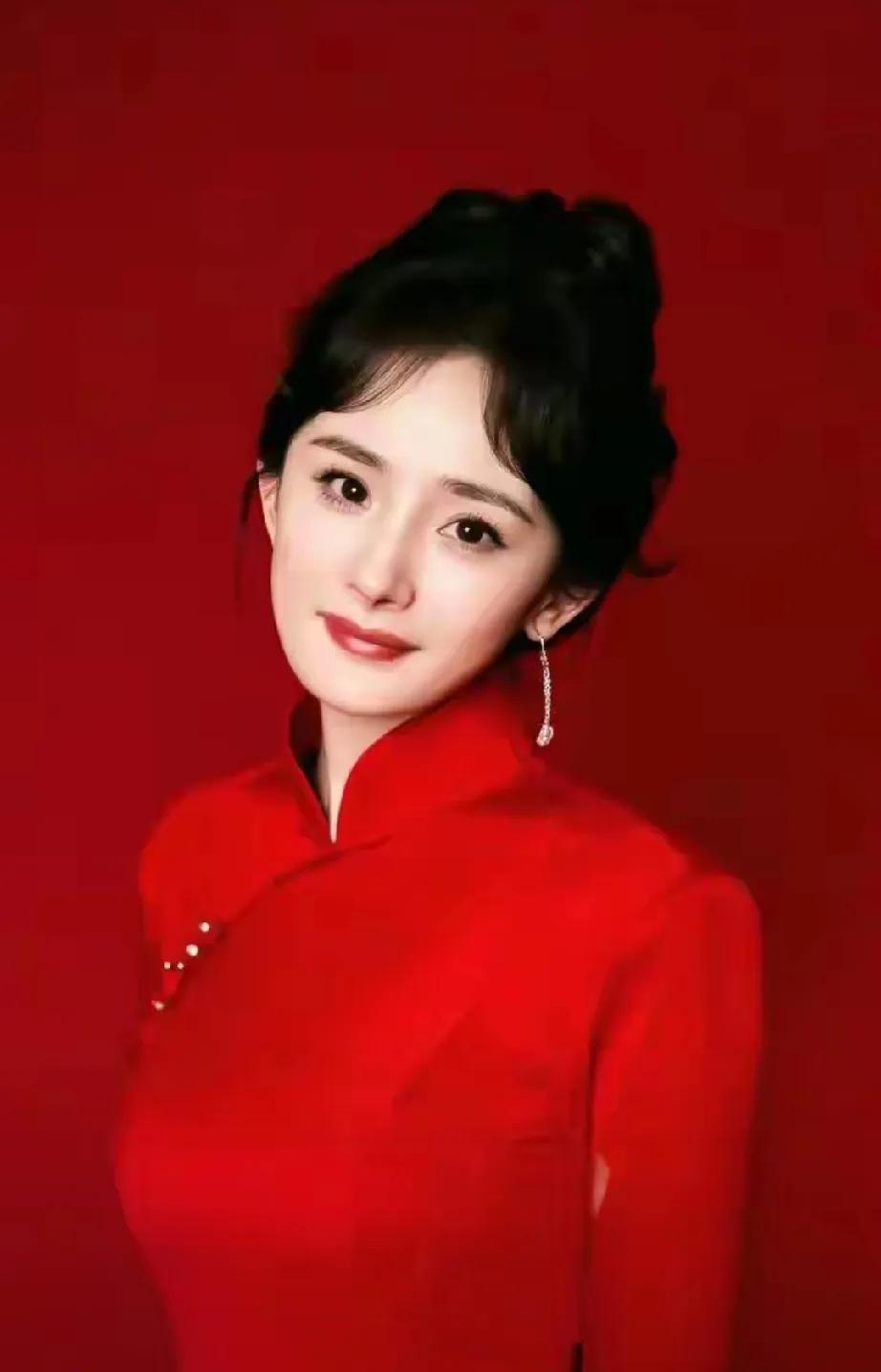 杨幂这是把红色旗袍“焊”在身上了吧！简直美到犯规，让人疯狂心动！不管是明艳正红，