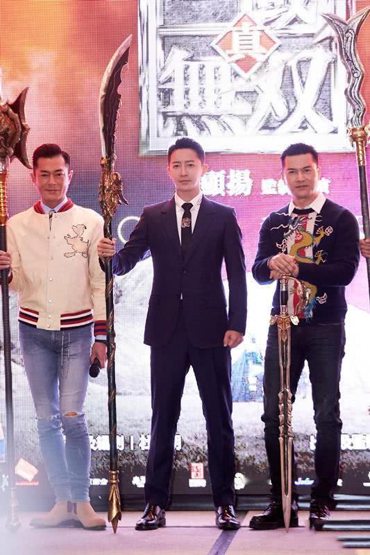 吕良伟很显年轻，好状态超越100%同龄人。他和小他15岁的古天乐合影，看起来都比