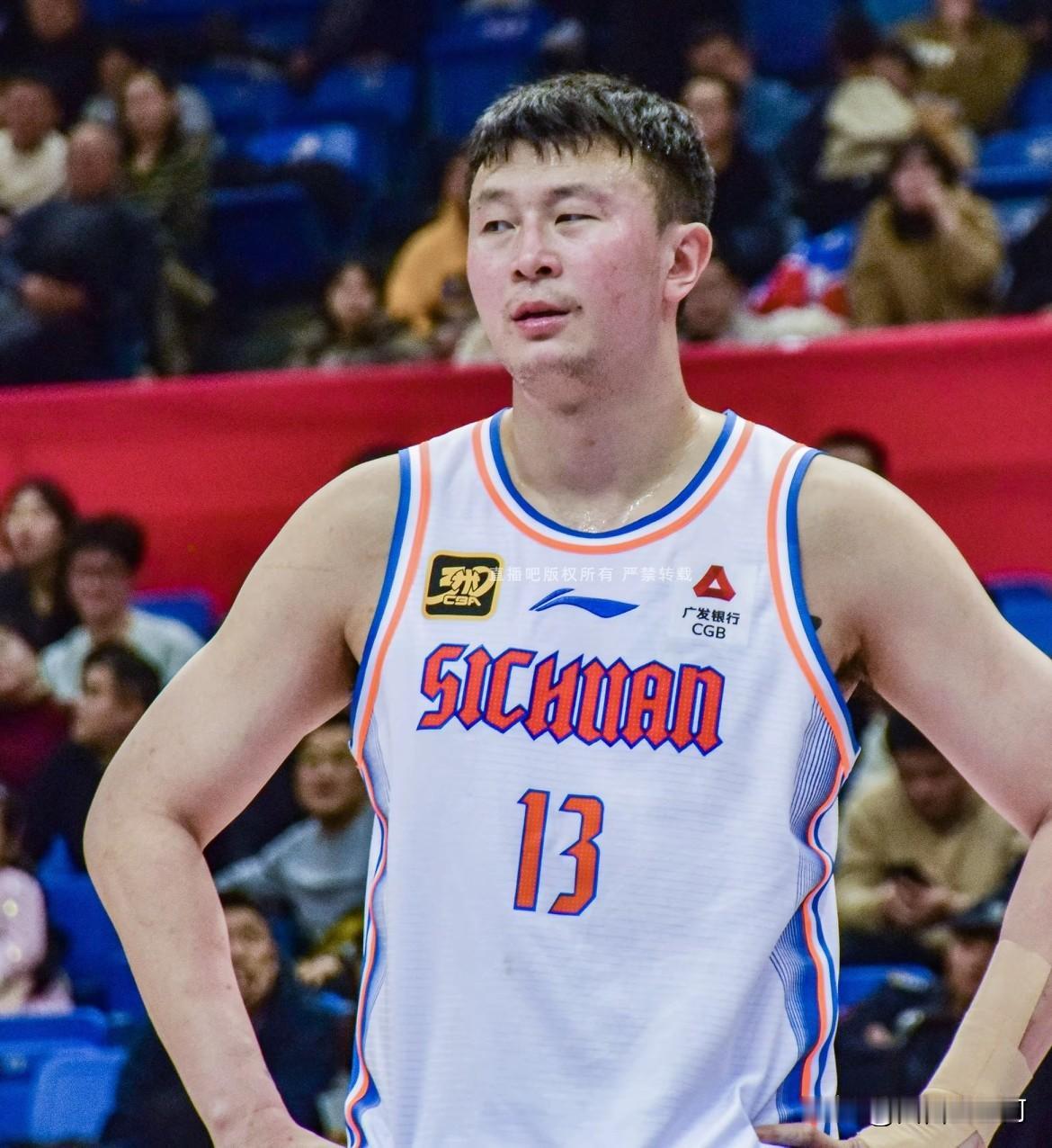 左朕年估计现在非常后悔自己为何要最后投那个三分球呢。这一个多余的投篮，导致四川和