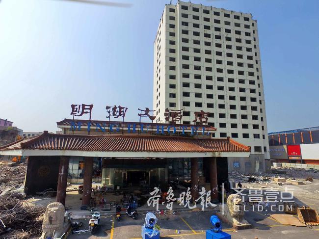 酒店开拆 4台挖掘机爬上17楼作业
