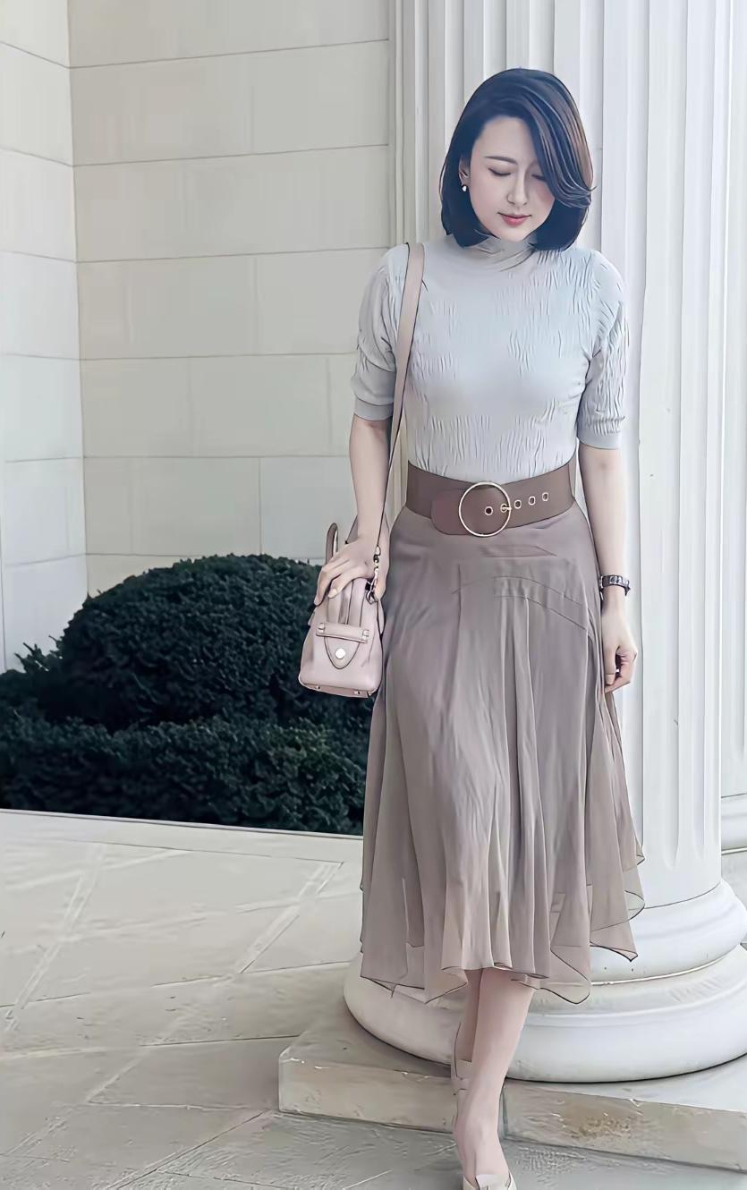 央视三位老牌女主持谁更惊艳？有人欣赏董卿温婉知性，从容大气，自带书香气质；更多