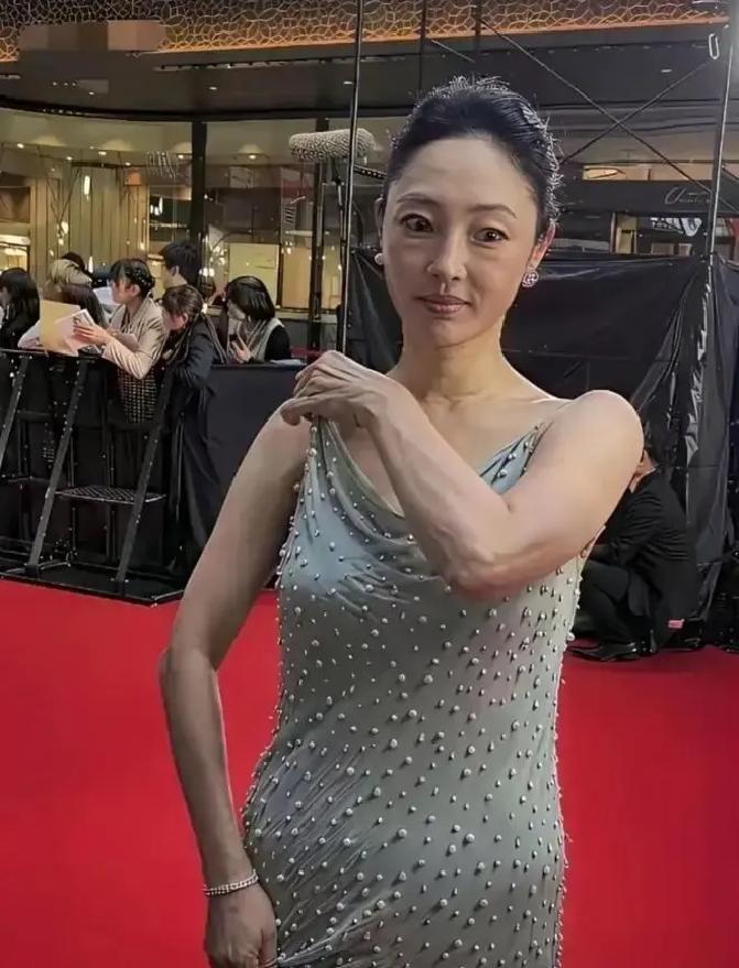 别再盯着女演员的白发了。金鸡奖评委会把票投给了《隐入尘烟》里那个皮肤粗糙、头