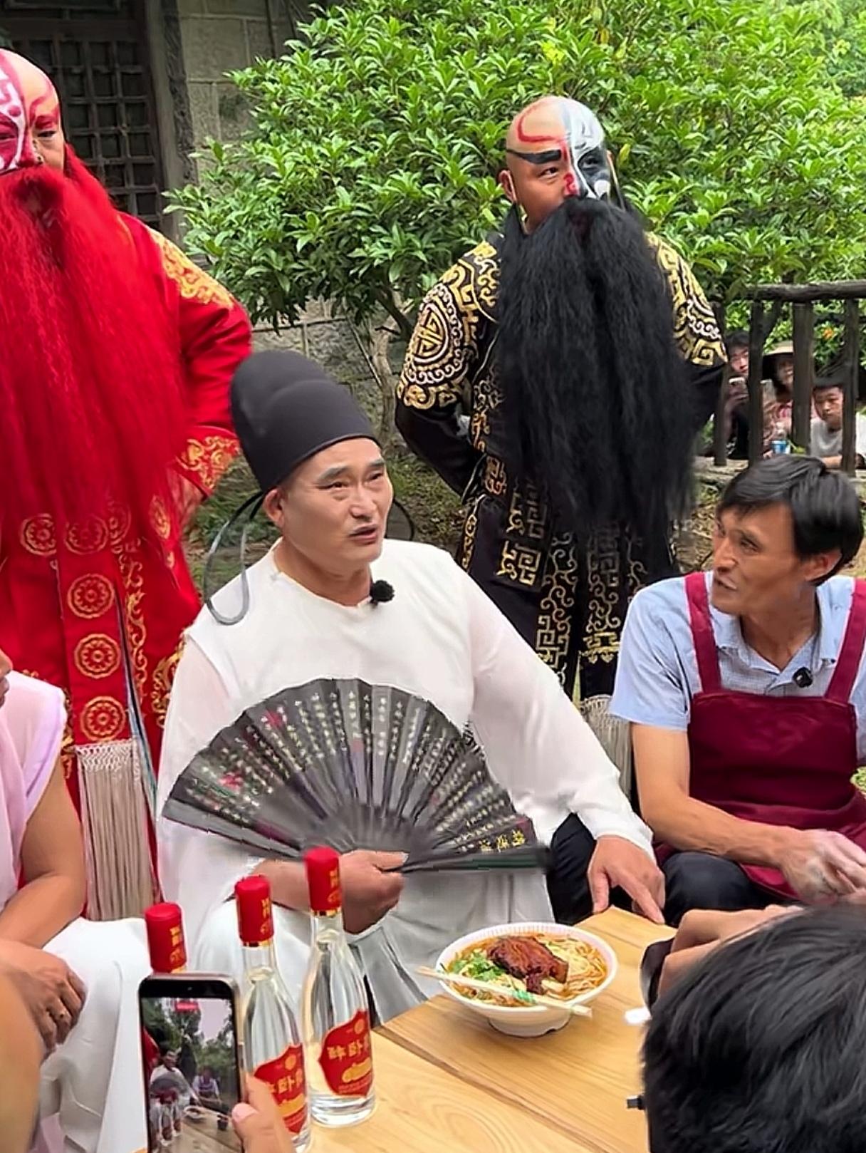 大衣哥拉面哥兰陵同框！两大草根名人齐聚压油沟大衣哥朱之文现身兰陵压油沟，和