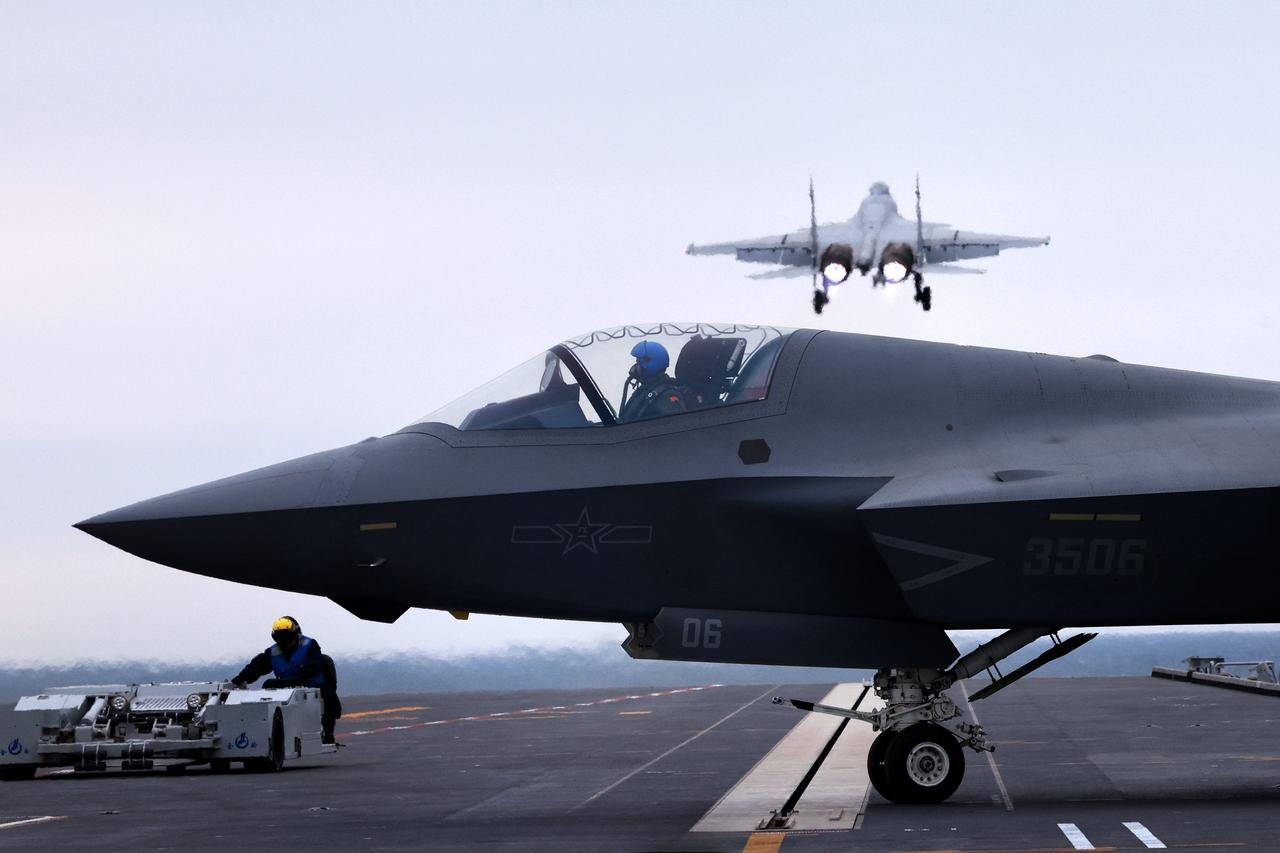 美军F-35C舰载机暂时还没有从福特航母上面弹射过，所以中国歼-35舰载机，是全