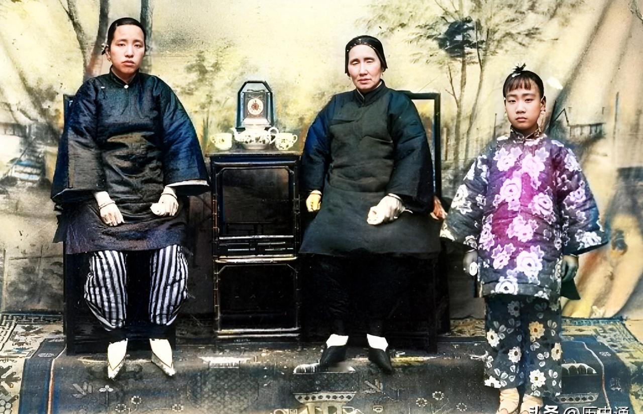 民国时期，山西新绛县祖孙三代合影。老照片里的三个人，坐姿藏着说不出的规矩。