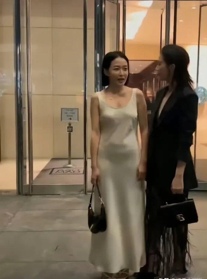 高圆圆旁边这是谁啊？？身材好好啊，就是这个裙子的布料……