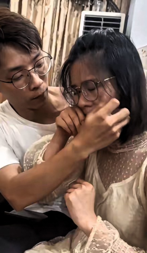 2025年母亲节这天，正午的烈日，一名博主看到工地一女子和丈夫一直在扛砖，于是，