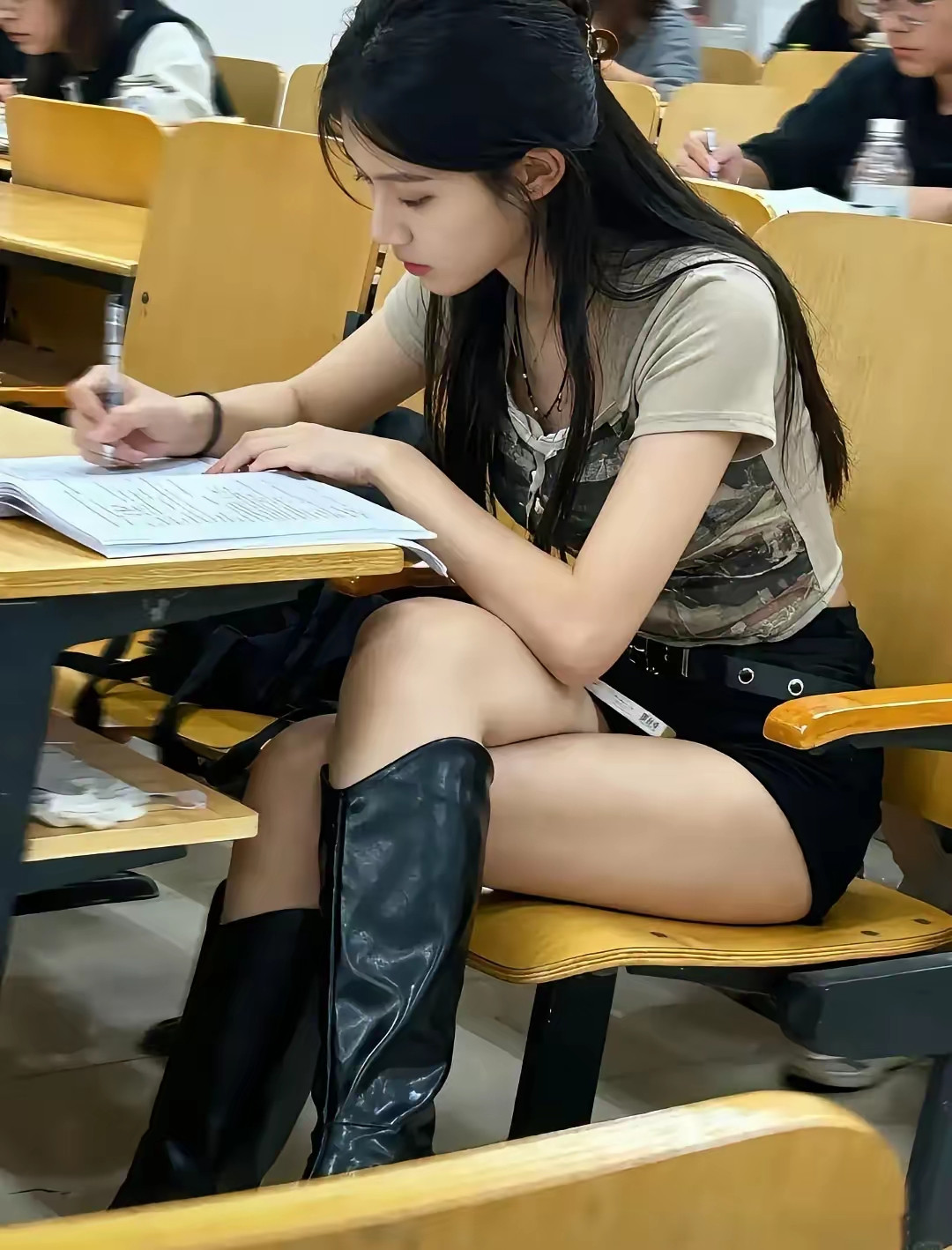 学生时代碰到这种肯定是校花级别吧