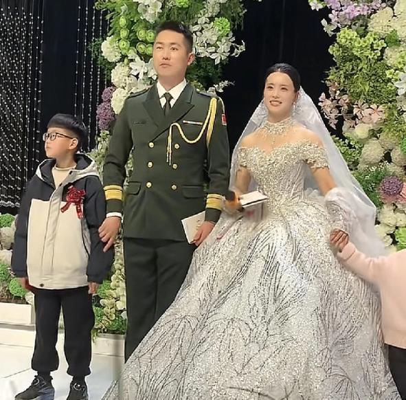 原国旗护卫队升旗手张自轩结婚，竟然把军装穿到了婚礼现场，带着护卫队的同班成员一起