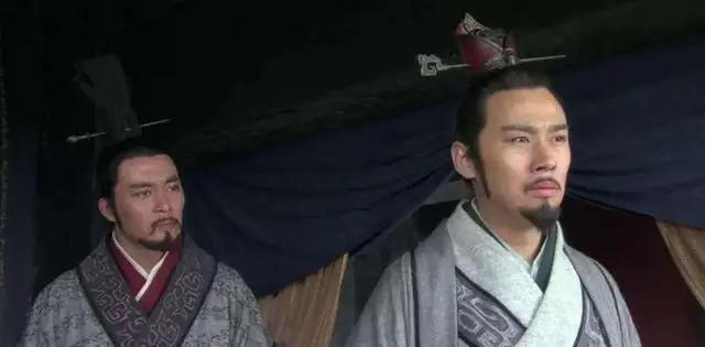 一个人靠一张嘴佩六国相印，让最强的秦国15年不敢出函谷关。另一个人也靠一张嘴，把