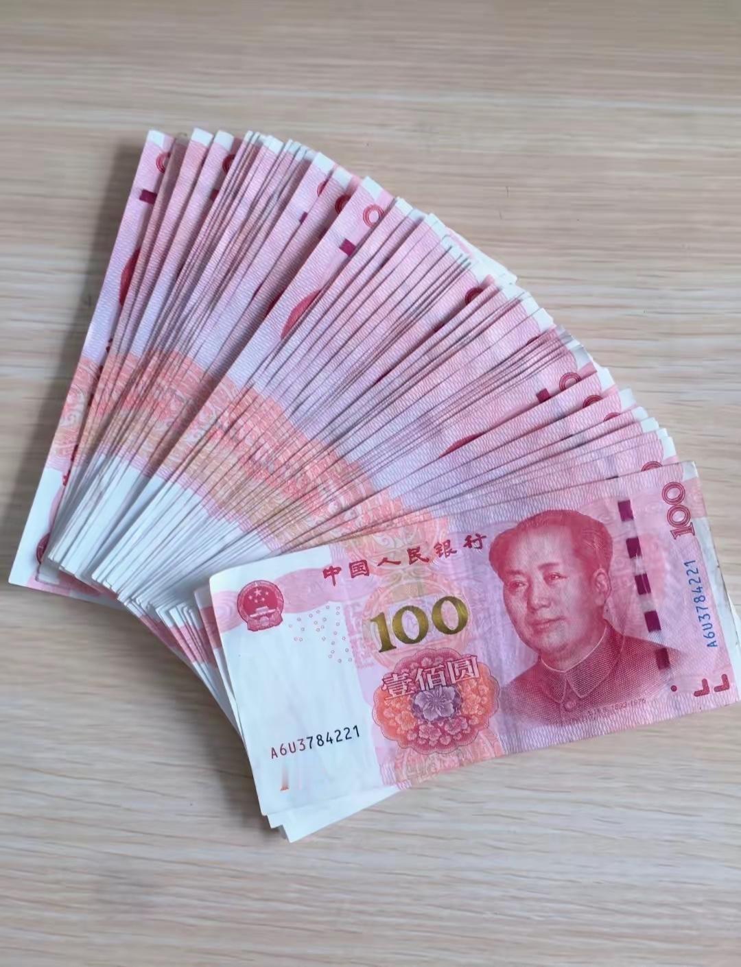 晚上婆婆把我叫进屋，从抽屉掏出一沓钱，一百的，齐刷刷铺了一床，得有小两万，推我面