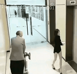 走廊上，一年轻女孩香飘飘地从大爷身旁经过。大爷的眼神瞬间清亮了，沉睡了五十年的