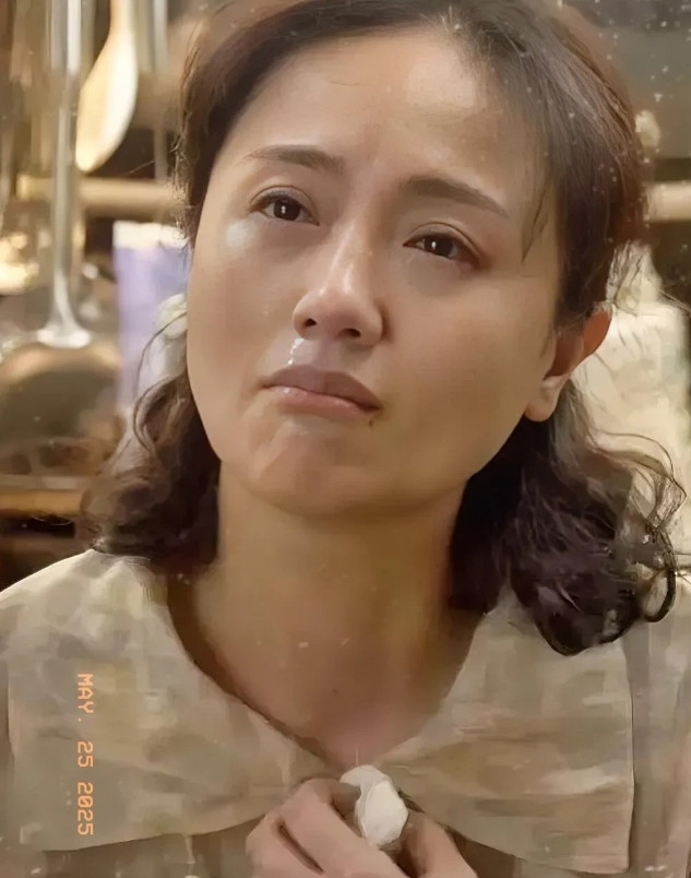 孙群演说，那天片场热得很，可朱媛媛老是死死裹着外套不肯脱。我心想这啥情况啊，福州