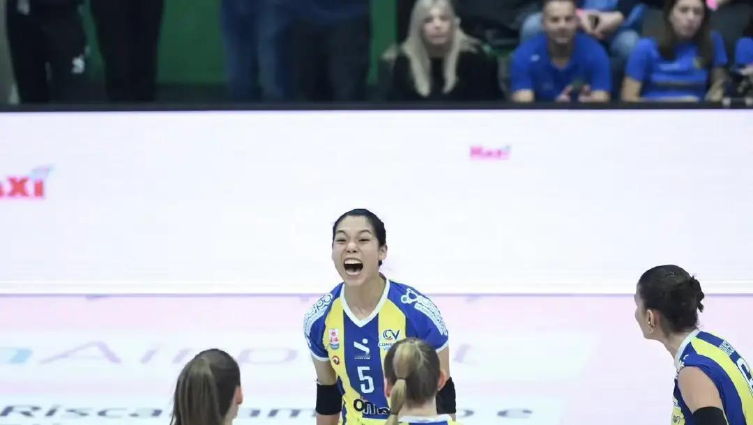 意甲今晚看女排，两位中国主攻一喜一忧。朱婷23扣11中，12分到手，身边有