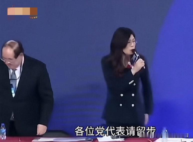 昨天国民党全代会结束的时候，郑丽文突然让大家留步，她一边走一边用话筒，说了几句让