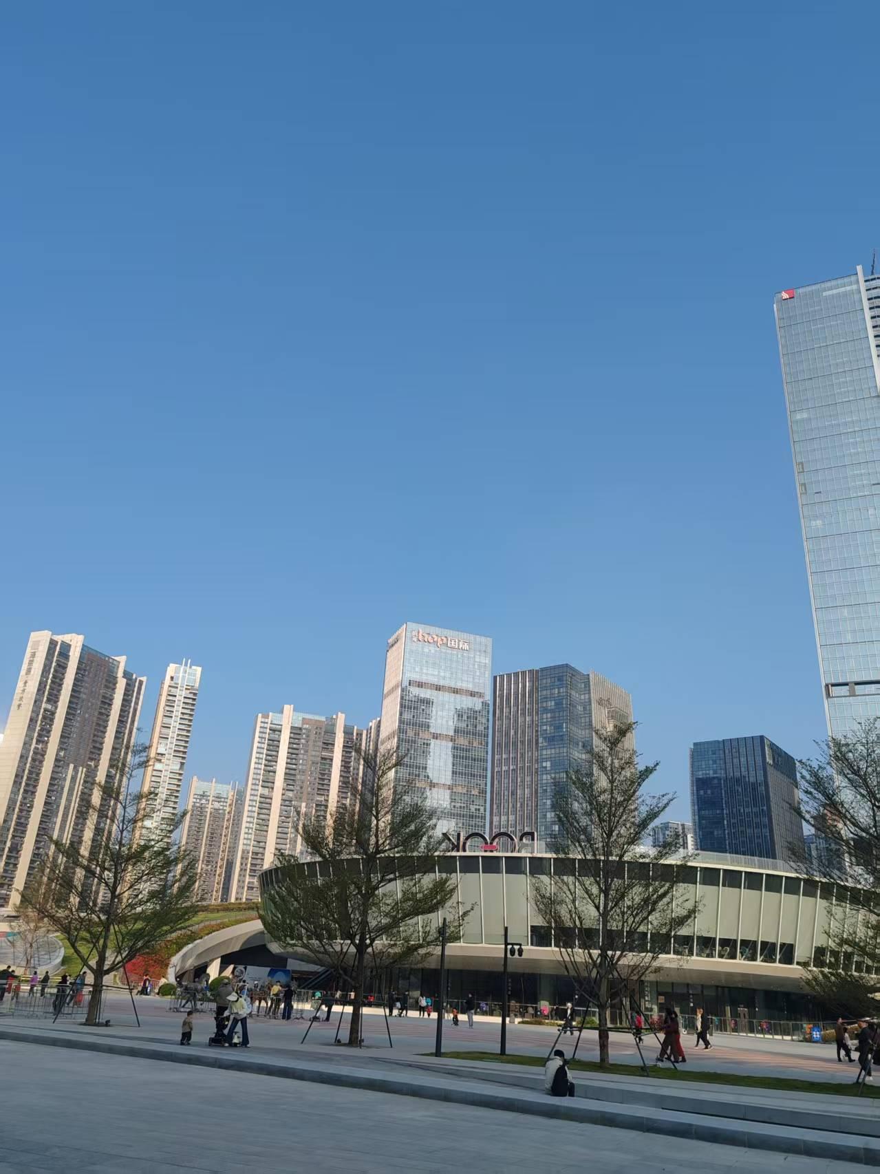 GDP高达11.9万亿元，占广东全省的81.6%，与粤东西北一对比，两极