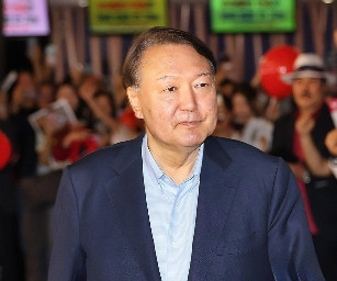 尹锡悦憔悴不堪，判若两人这也是尹锡悦在上个月4号被弹劾下台后首次参加公开活动，