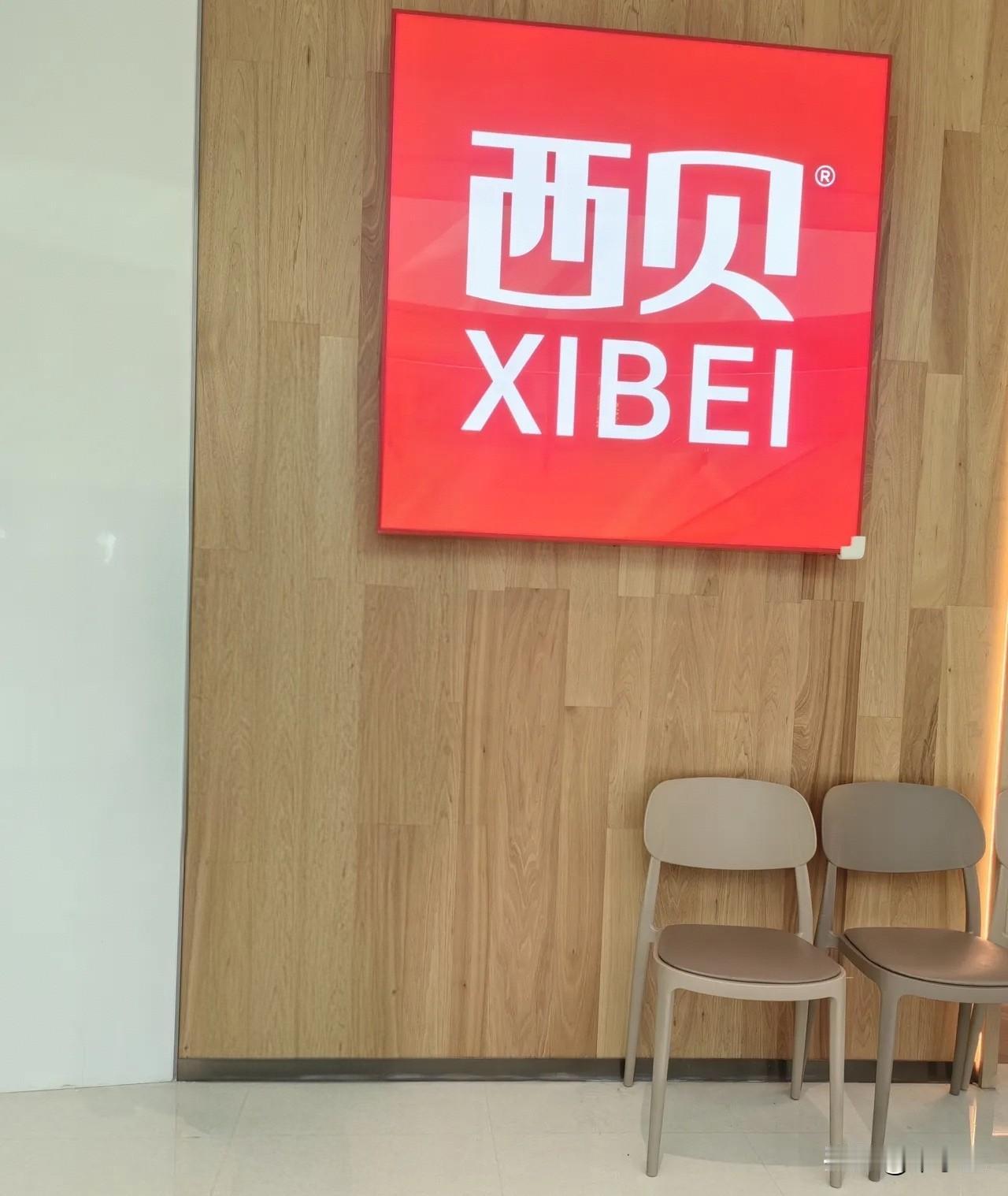 有人形容西贝贾国龙与罗永浩的关系：老罗递给贾国龙一把快刀，本想着贾能用它做现炒菜