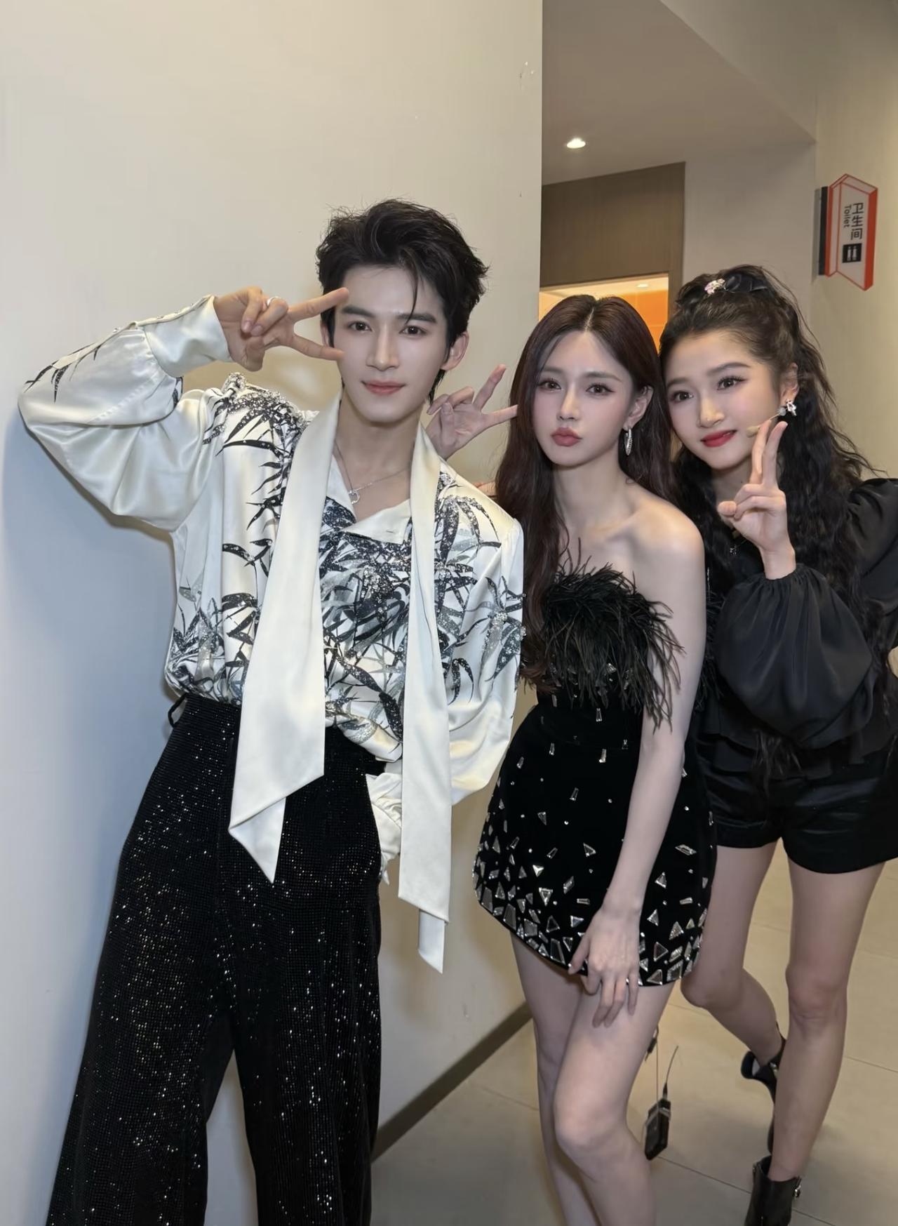 11月12日，沈梦辰晒出一组合影，并配文：“这个星期的后台照”。何炅、关晓彤