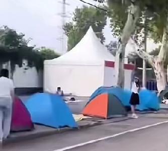穷人，就要穷游，没必要装今年国庆，武汉街头出现很多帐篷。年轻人出游，不愿意被