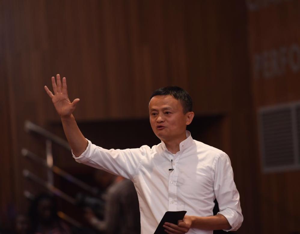 马云在美国被追问：中国未来会不会超越美国？他没正面接招，反而谈文化，最后一句才是