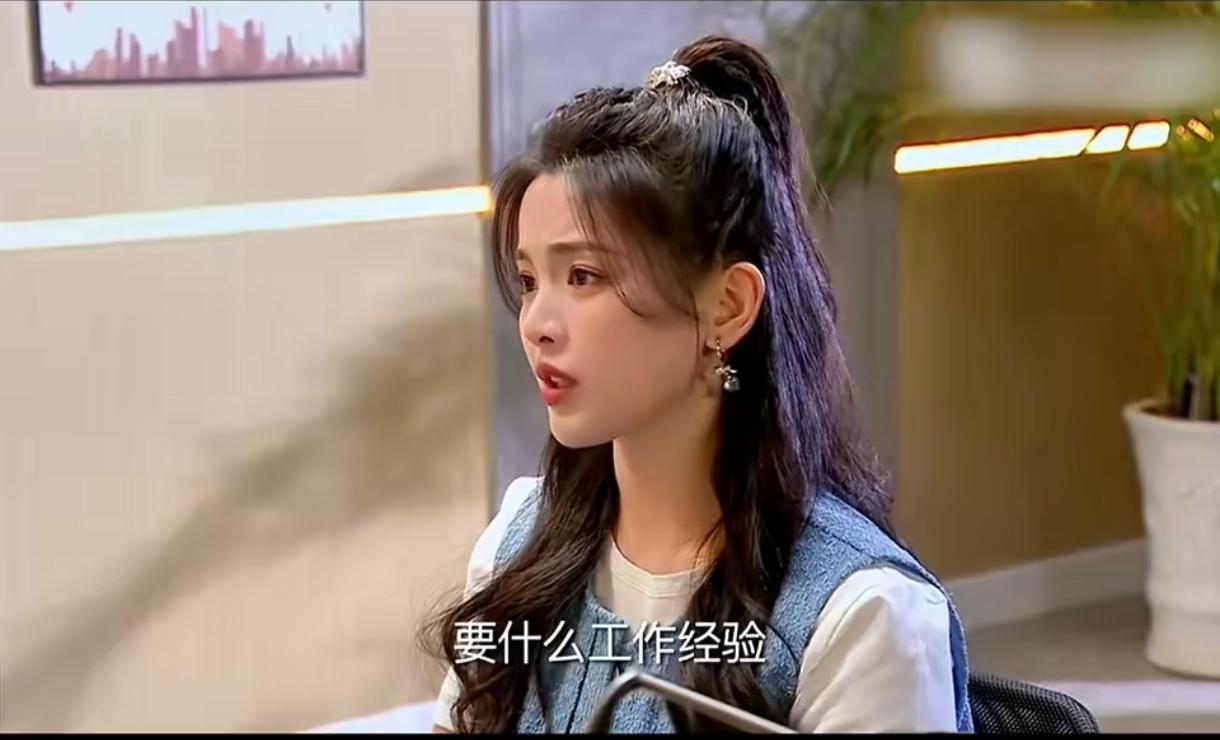 杨超越一晚上狂刷70集短剧！网友：这速度我看3集就困杨超越最近又上热搜了，
