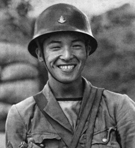 1939年，曹锡在轰炸下幸存，他趴在河堤上用手紧紧勾着机关枪，等日军再次冲过来，