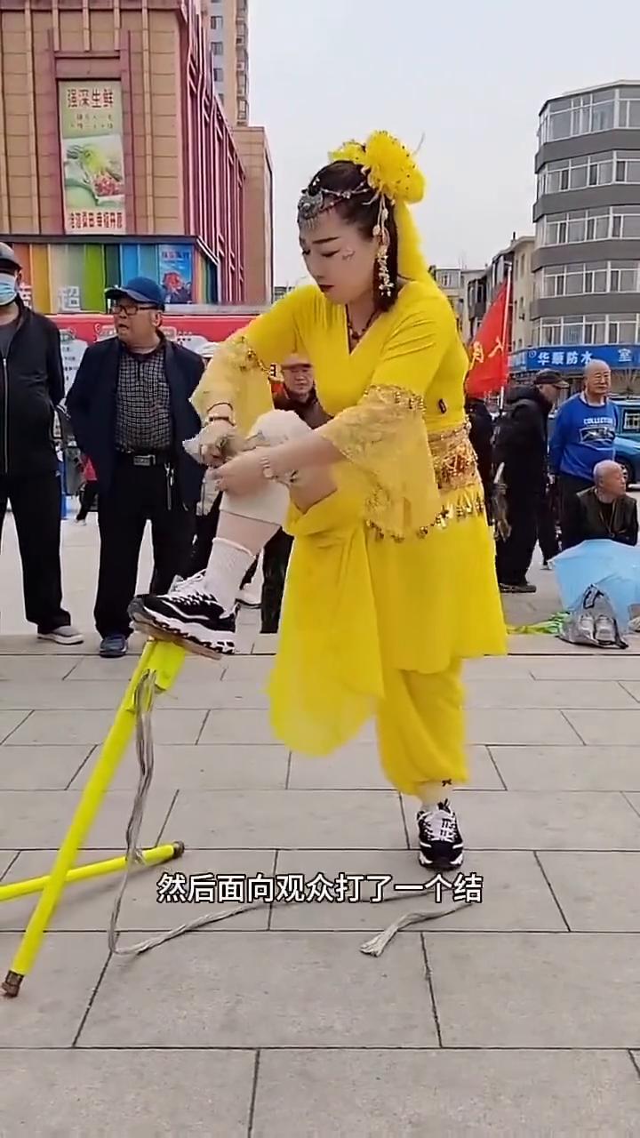 踩高跷谁都看过，高跷是怎么绑到鞋上面的？本期就第一视角看看美女专业的手法。·只