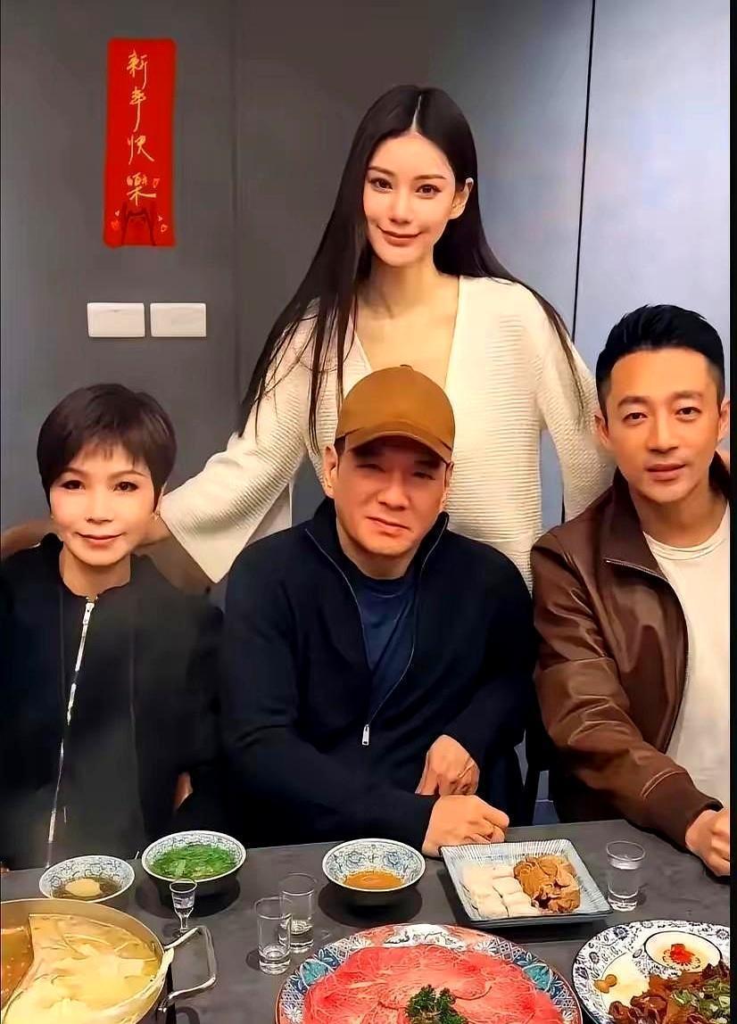 你别再被骗了！汪小菲的新老婆根本不是网红，她爹是台北茶界的隐形大佬她家在阿里