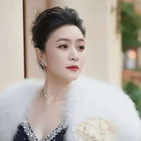 130亿遗产，她一句话都没争。第二天，她牵着9岁女儿走出那栋豪宅，头也不回。